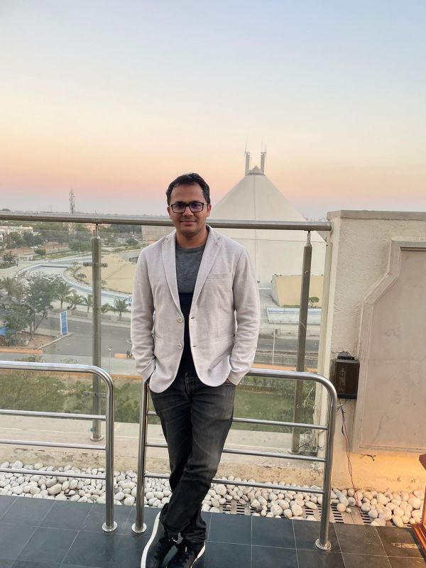 Dr Saket Narnoli