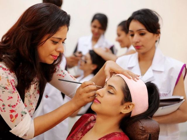 certified-makeup-classes-in-dubai-by-alondra-academy