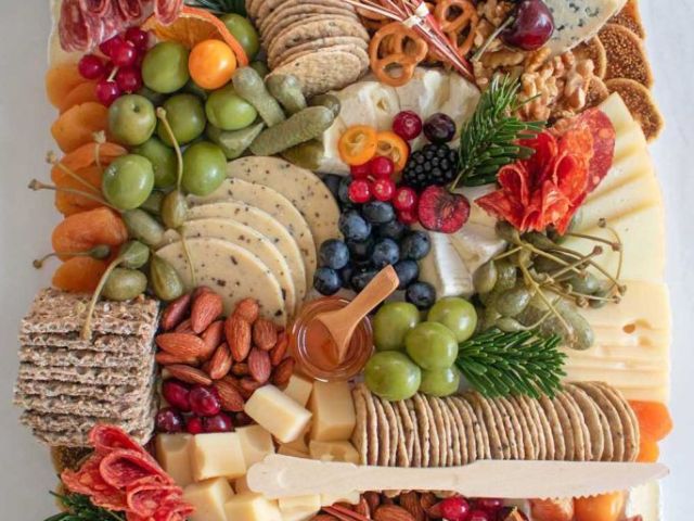 elegant-catering-ideas-with-charcuterie-board-in-dubai