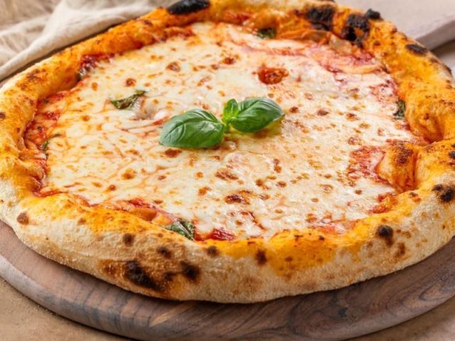 authentic-margherita-pizza-abu-dhabi-fresh-italian-taste