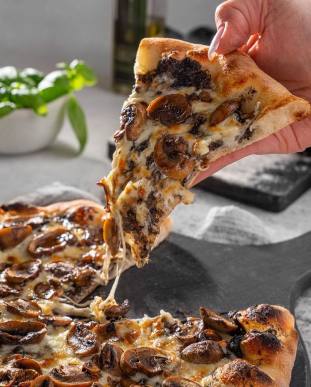 best-pizza-in-dubai-wood-fired-italian-pizza-delivery-dine-in-big-4