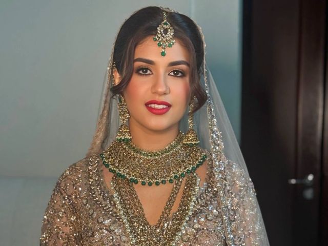 radiant-fresh-bridal-makeup-for-a-natural-wedding-glow