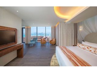 family-friendly-beachfront-resort-dubai-palm-jumeirah-stay-small-0