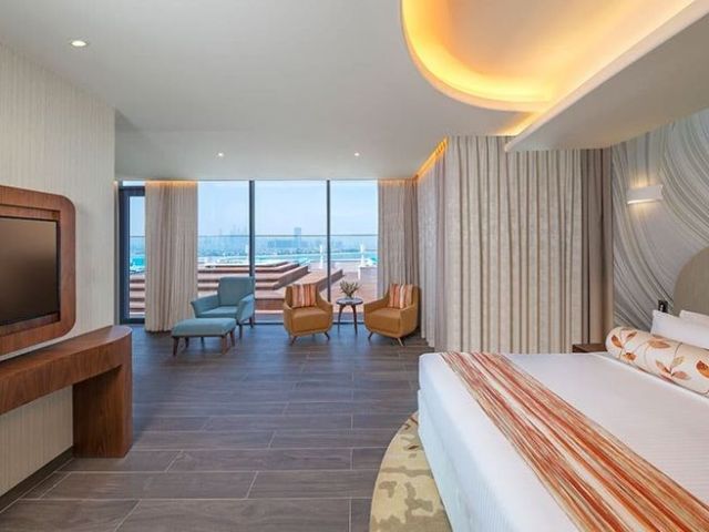 family-friendly-beachfront-resort-dubai-palm-jumeirah-stay