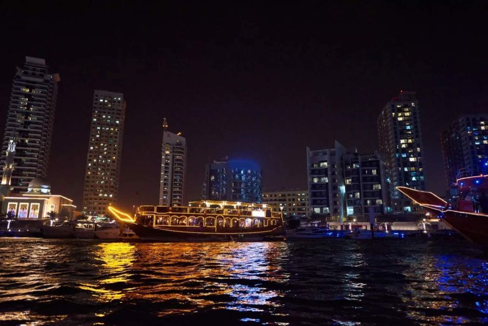 dubai-tour-packages-night-cruise-big-0