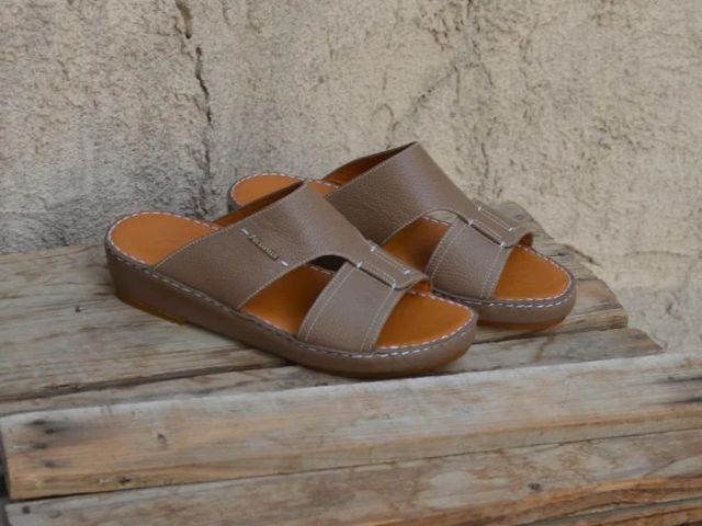 custom-footwear-manufacturer-uae-for-premium-arabic-sandals