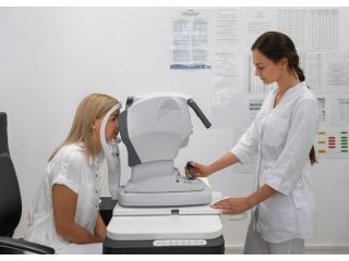 trusted-eye-specialist-doctor-in-dubai-for-modern-vision-care-small-0