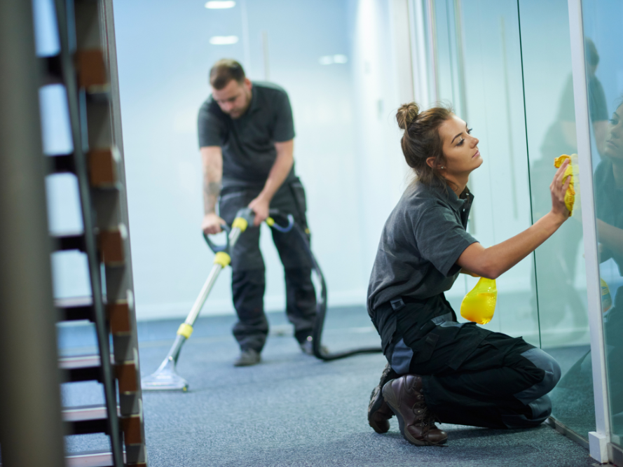 hiring-office-cleaning-professionals-for-large-workplaces-big-0