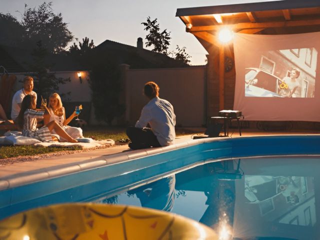 outdoor-movie-screen-hire-memorable-nights-anywhere
