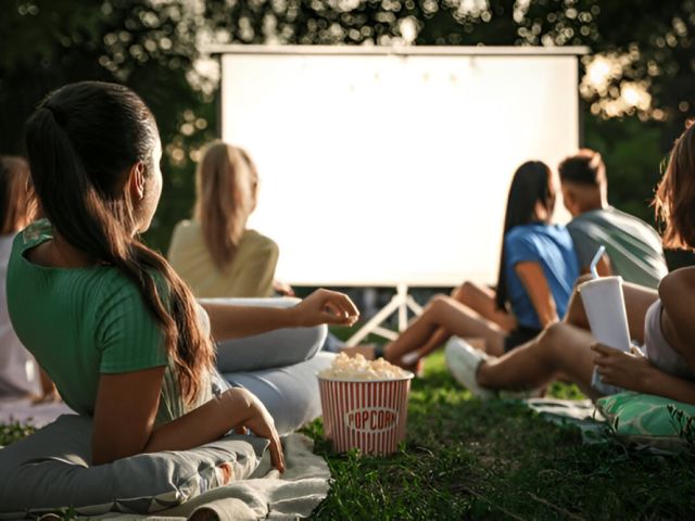 outdoor-movie-screen-hire-perfect-for-backyard-events