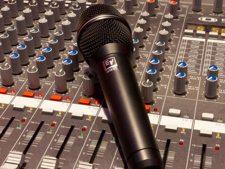 wireless-microphones-brisbane-performance-lighting-and-sound-big-0