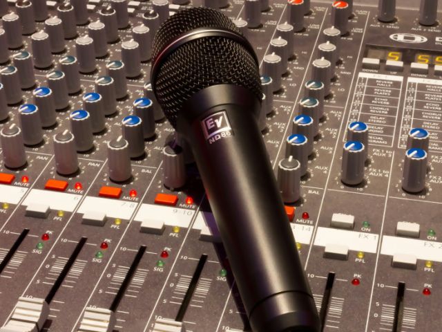 wireless-microphones-brisbane-performance-lighting-and-sound