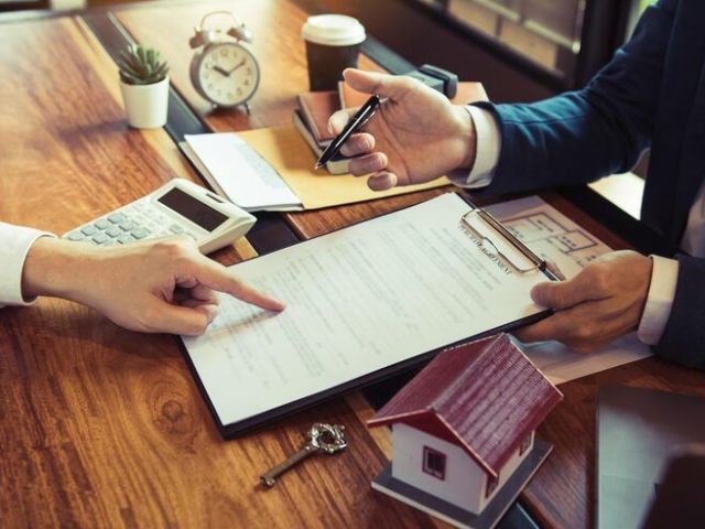 reliable-real-estate-contract-lawyer-for-property-agreements