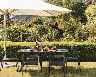 affordable-cantilever-umbrellas-for-outdoor-spaces
