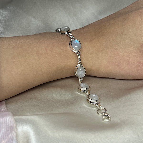 trend-focused-looks-in-silver-bracelet-online-zehrai-big-0
