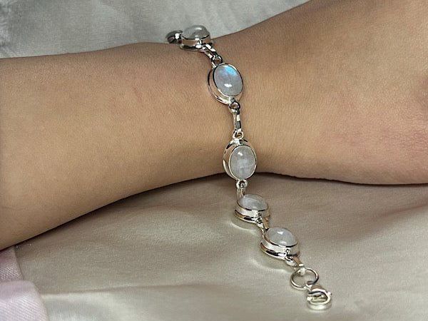 trend-focused-looks-in-silver-bracelet-online-zehrai
