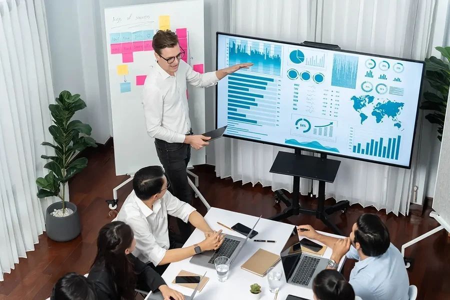 how-to-select-global-payroll-providers-for-a-hybrid-payroll-model-big-0