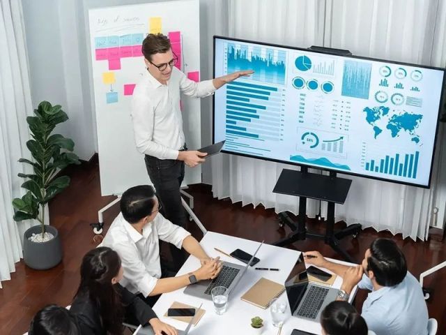 how-to-select-global-payroll-providers-for-a-hybrid-payroll-model