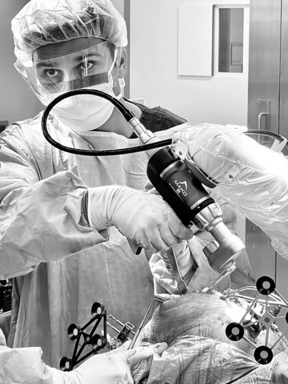 robotic-knee-replacement-surgery-helps-you-to-move-better-big-0