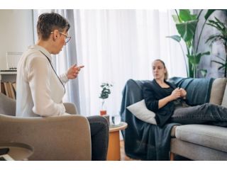 confidential-therapy-emotional-support-small-1