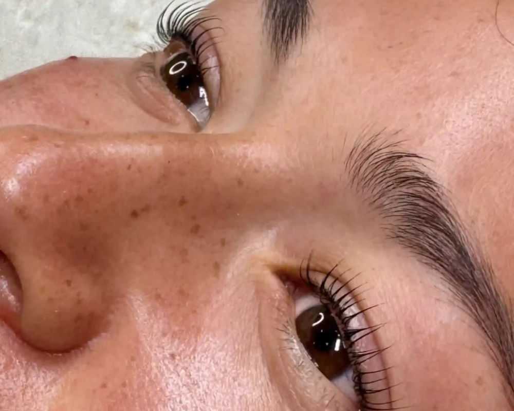 beauty-salon-for-brows-threading-lash-lift-cosmetic