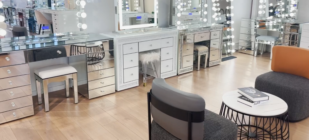 a-makeup-mirror-designed-for-your-best-light-every-time-big-0