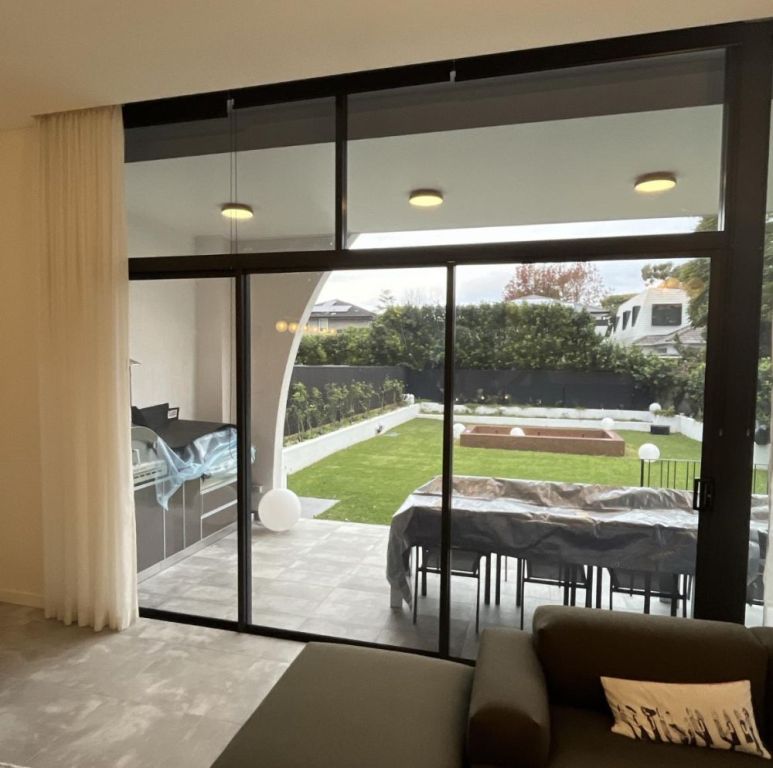 amrah-glass-and-aluminium-window-door-repair-big-1
