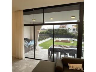 amrah-glass-and-aluminium-window-door-repair-small-1