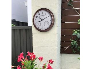 outdoor-wall-clocks-built-to-handle-every-season-small-0
