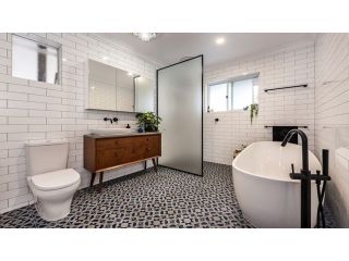 bathroom-renovation-experts-quality-bathroom-makeovers-small-0