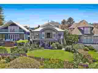 home-builder-avoca-beach-for-modern-family-living-small-0