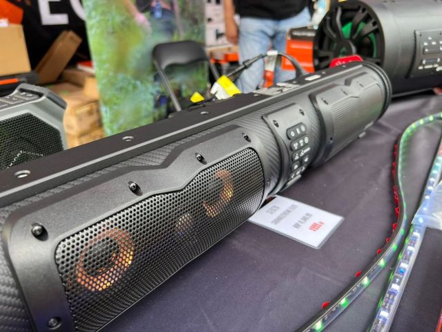 choosing-the-best-wireless-speaker-for-an-outdoor-party