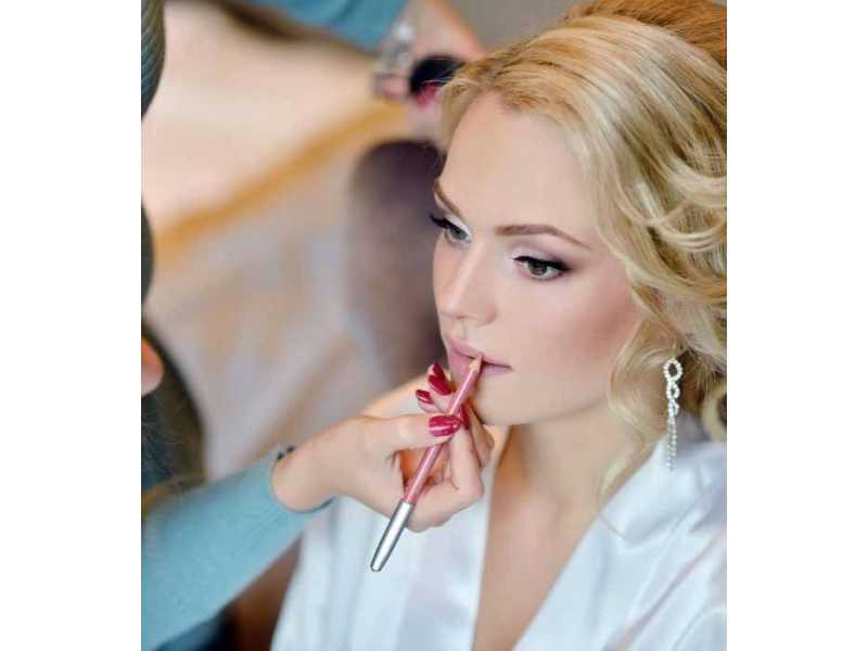 searching-for-a-professional-make-up-artist-in-brampton-small-0
