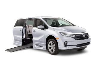 wheelchair-accessible-van-ontario-safe-small-0