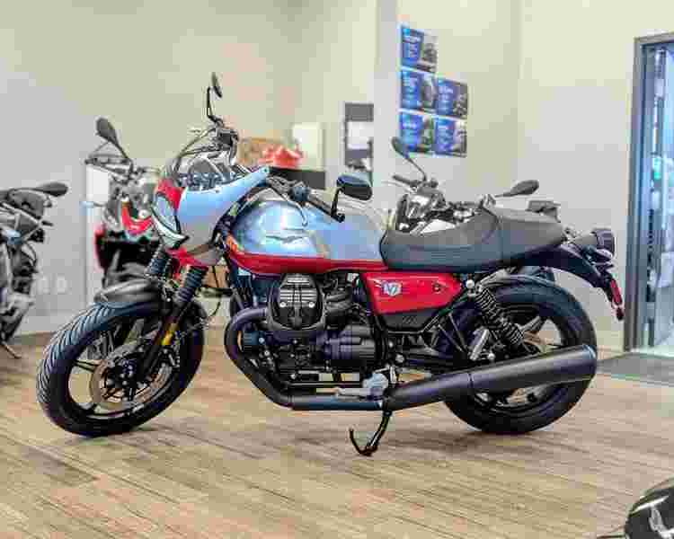 2024-moto-guzzi-v7-stone-corsa