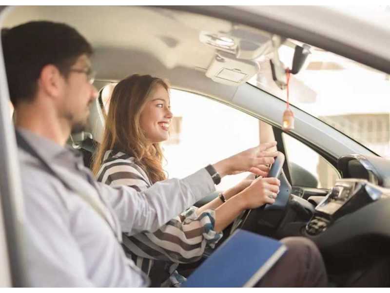experienced-driving-instructor-toronto-for-safe-learning-small-0
