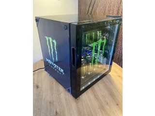 Treten Sie ein für Ihren Monster Energy-Kühlschrank!