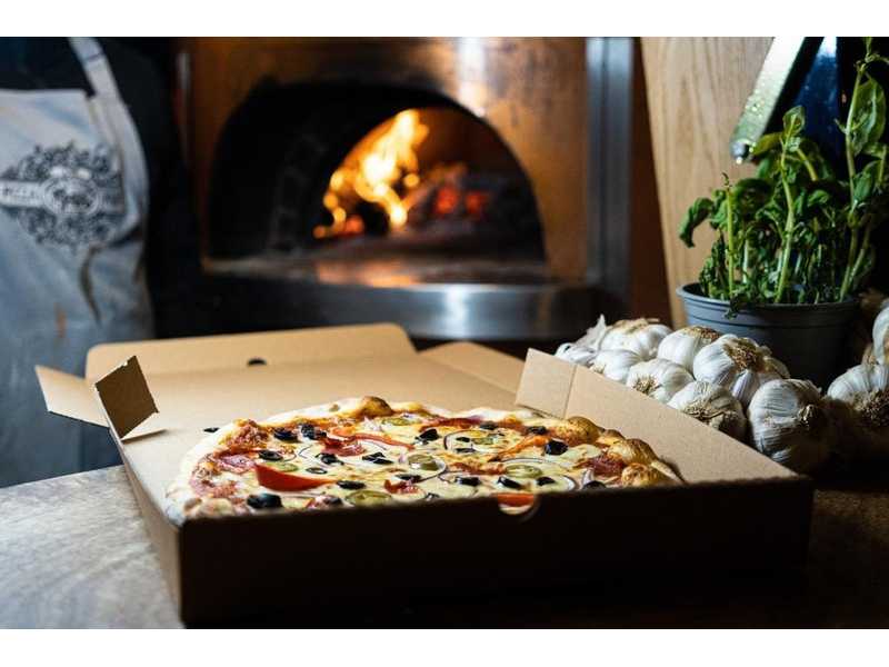 mobile-catering-pizza-van-hire-the-pizza-post-small-0