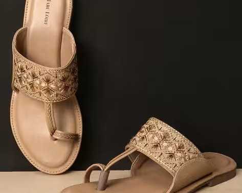 embroidered-toe-ring-flat-sandals