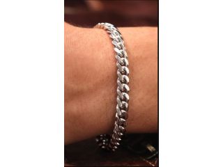 the-unbreakable-silver-bracelet-grants-timeless-beauty-small-1