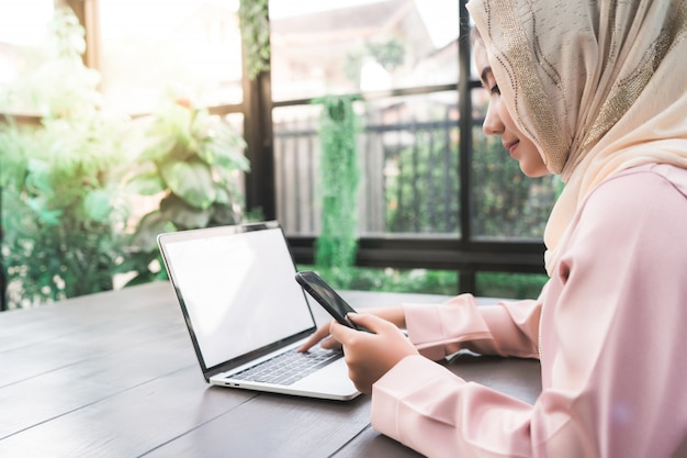 female-quran-teacher-online-learn-with-alim-live-big-0