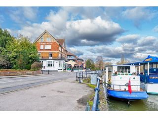 why-stay-at-uno-thames-hotel-near-top-attractions-in-maidenhead-small-0
