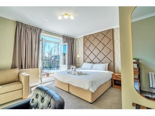 best-hotels-in-maidenhead-near-river-thames-uno-hotels-small-0