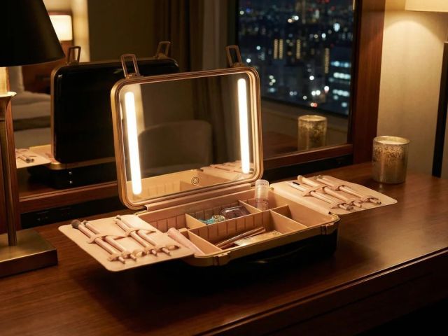 beauty-case-with-light-up-mirror