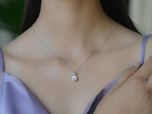 halo-diamond-necklace-with-custom-diamond-cuts