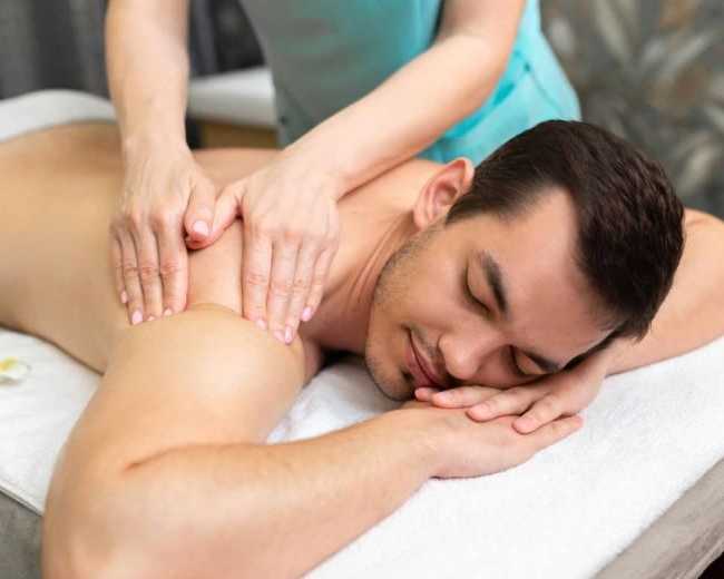 professional-full-body-massage-therapists-am-health-clinic