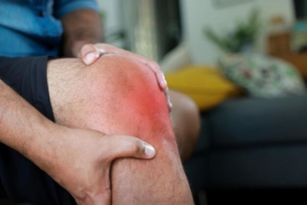 swollen-knee-causes-treatment-when-to-see-a-knee-doctor-big-0