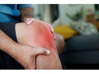 swollen-knee-causes-treatment-when-to-see-a-knee-doctor-small-0