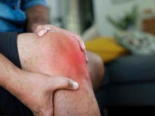 swollen-knee-causes-treatment-when-to-see-a-knee-doctor