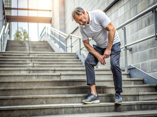 knee-pain-on-stairs-expert-guide-by-knee-surgeon